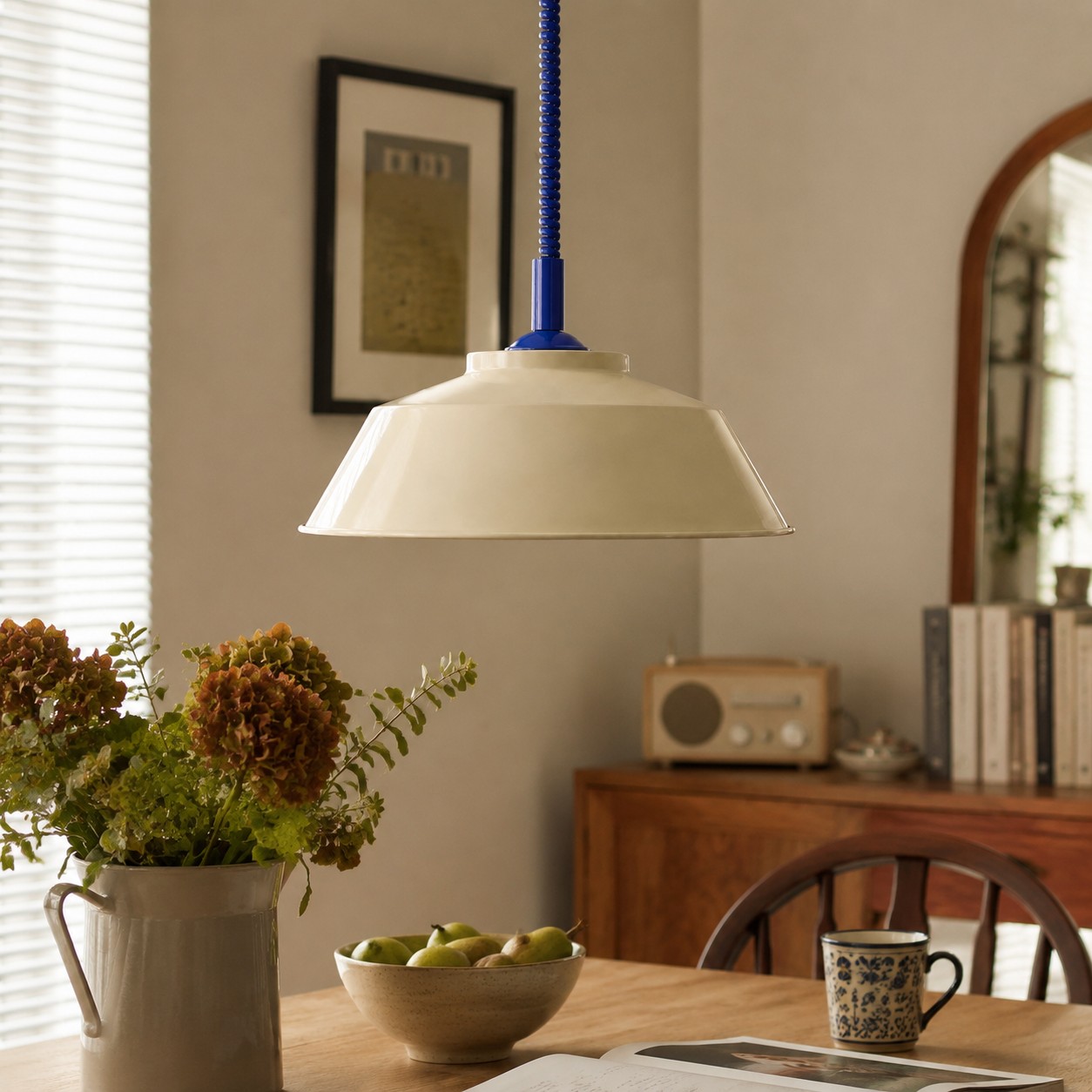 Memphis pull-down pendant in a dining space